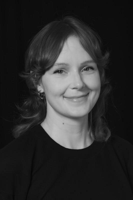 Mustavalkokuva hymyilevästä Tuuli Pohjolasta.