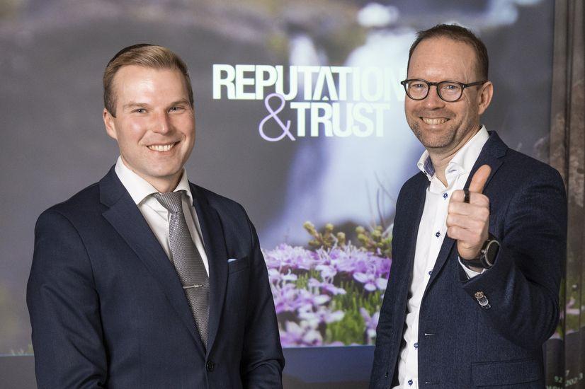 Ylävartalokuvat hymyilevistä Laurista ja Harrista puvut päällä. Harri näyttää peukkua.